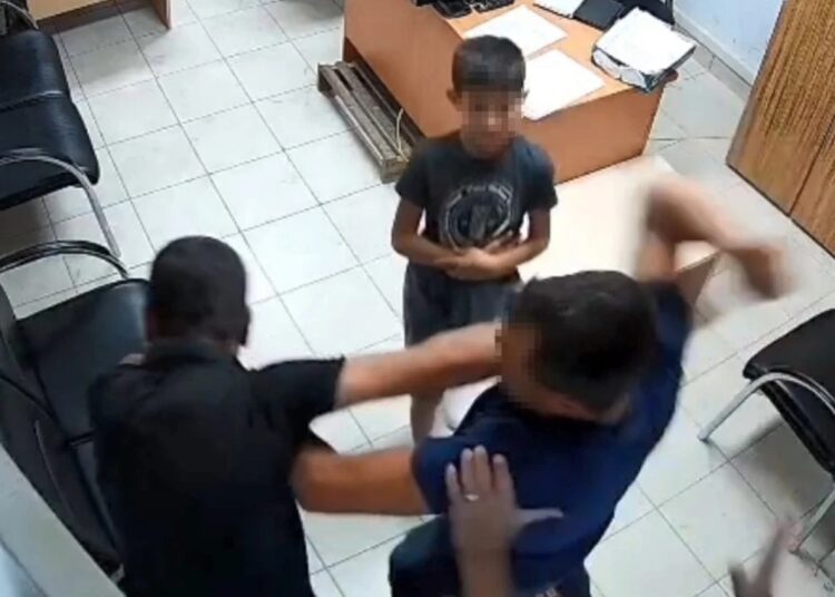 Şikayet için gittiği karakolda dayak yedi