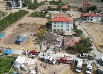 Ankara’da deprem riski nedeniyle boşaltılan 4 katlı bina çöktü