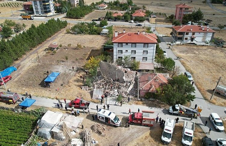 Ankara’da deprem riski nedeniyle boşaltılan 4 katlı bina çöktü