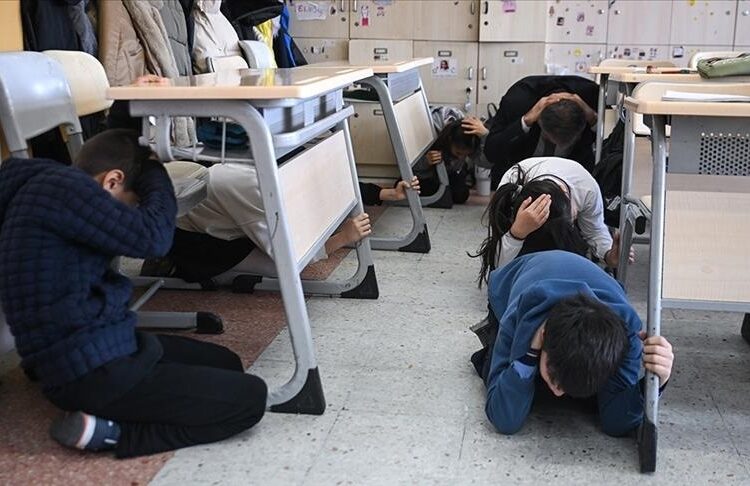 Afetlere karşı okullarda eş zamanlı tatbikat yapılacak 1 Afetlere karşı okullarda eş zamanlı tatbikat yapılacak
