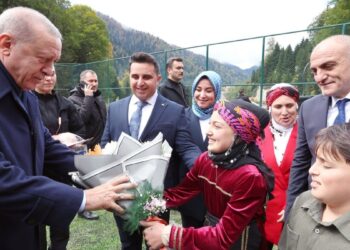 Cumhurbaşkanı Erdoğan, memleketinde vatandaşlarla bir araya geldi