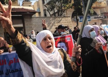 Filistinli esirleri taşıyan ilk otobüs Gazze’ye ulaştı