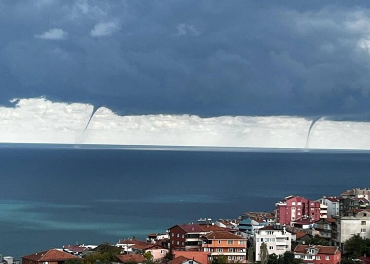 Deniz üzerinde art arda oluşan üç hortum endişeye neden oldu 1 Deniz üzerinde art arda oluşan üç hortum endişeye neden oldu
