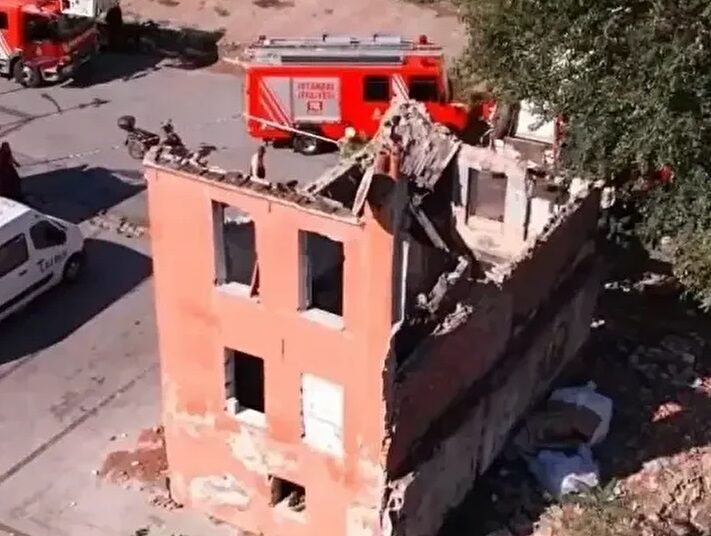 Fatih’te 2 katlı bina çöktü, enkazda arama çalışmaları yapılıyor 1 Fatih’te 2 katlı bina çöktü, enkazda arama çalışmaları yapılıyor