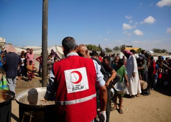 Türk Kızılayı, bağışlanan kurban etlerini Gazze’de dağıtmaya başladı