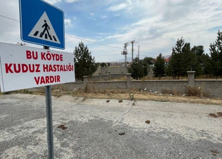 Havadan atılan aşılar köylere düştü: Dokunanlar karantinaya alındı