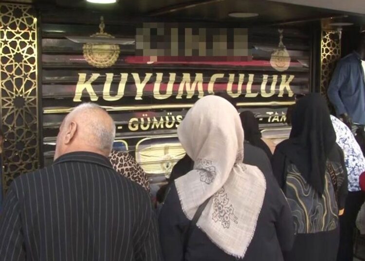 Yatırım vaadiyle altın toplayan kuyumcu sırra kadem bastı 1 Yatırım vaadiyle altın toplayan kuyumcu sırra kadem bastı