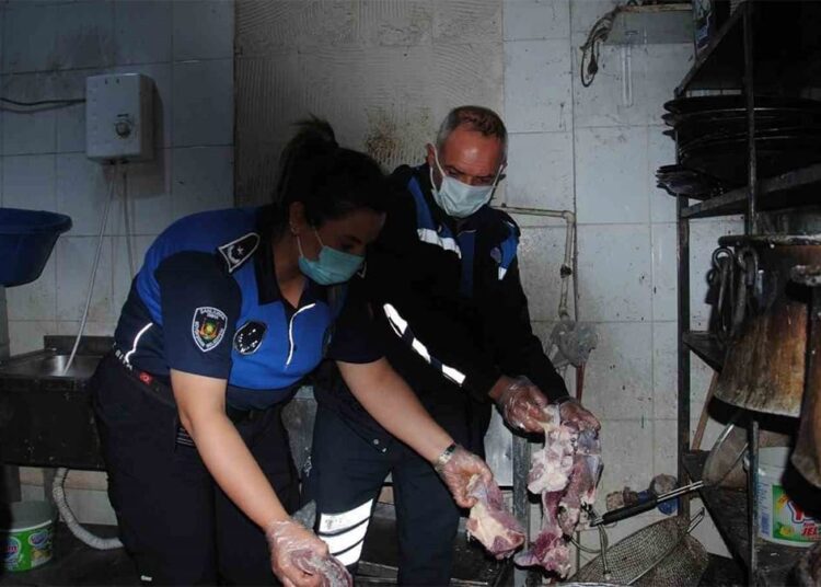 Lokantalara dağıtılmayı bekleyen 1 ton bozuk et ele geçirildi 1 Lokantalara dağıtılmayı bekleyen 1 ton bozuk et ele geçirildi