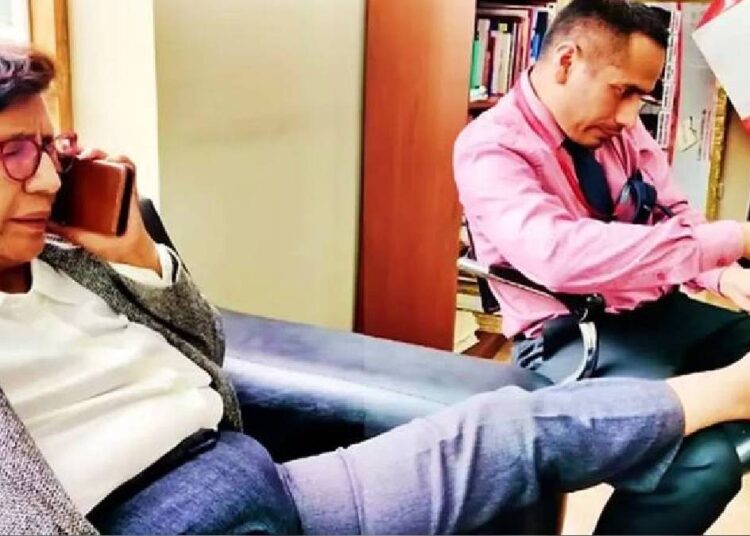 Milletvekili yardımcısına ayak tırnaklarını kestirdi 1 Milletvekili yardımcısına ayak tırnaklarını kestirdi