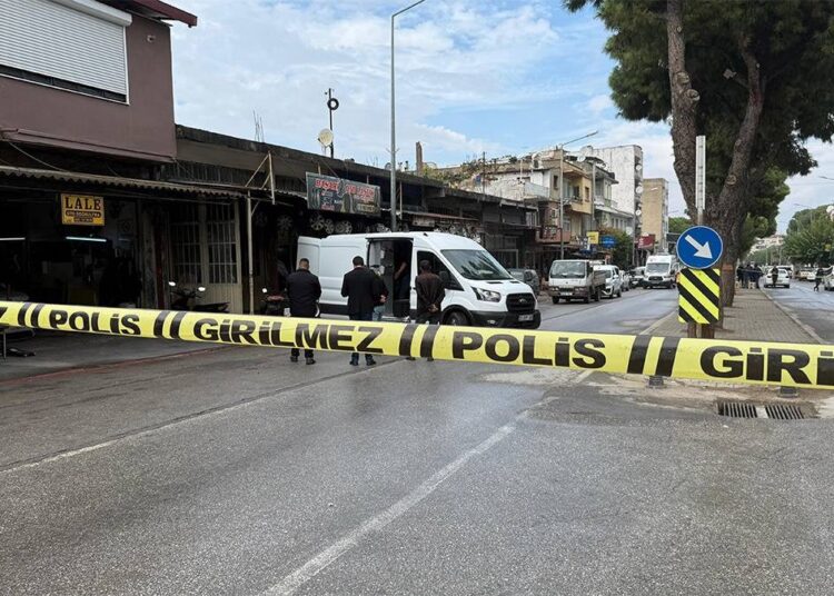Tarlada bulduğu bombayı babasının dükkanına getirdi