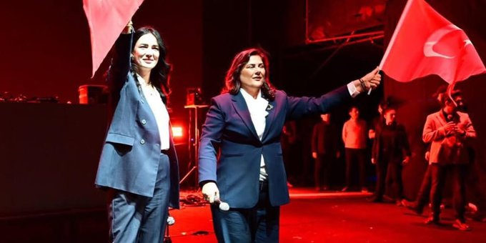 Yuhalanan Özlem Çerçioğlu sahneyi apar topar terk etti 1 Yuhalanan Özlem Çerçioğlu sahneyi apar topar terk etti