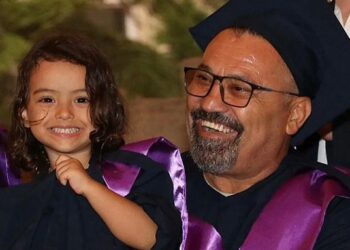 48 yıl sonra mezun oldu: Diplomasını torunuyla birlikte aldı