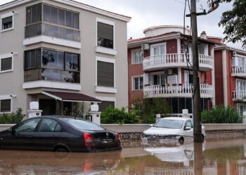 İzmir’de sağanak yağış baskınlara neden oldu: 1 kişi kayıp