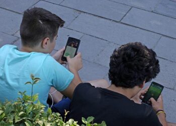 Toplum ne yazık ki telefon bağımlısı I Mercan Bulut yazdı