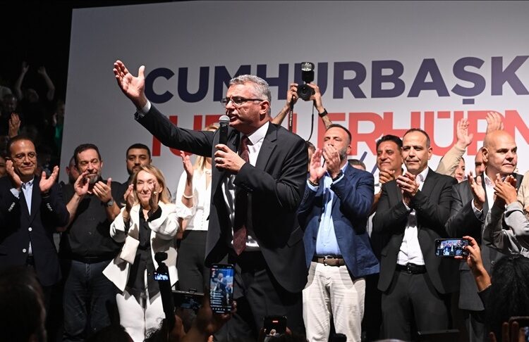 Kuzey Kıbrıs’ın yeni Cumhurbaşkanı Erhürman mazbatasını aldı