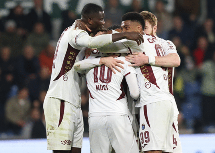 Başakşehir'de 7 gollü düello: Trabzon 90+11'de hayata döndü 1 Başakşehir’de 7 gollü düello: Trabzon 90+11’de hayata döndü