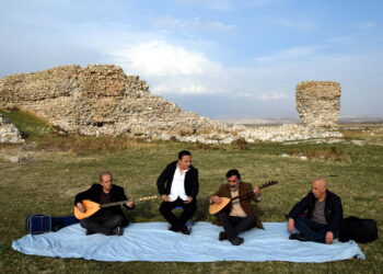 Kuraklığın boyutu: 40 yıl önce yüzdükleri alanda saz çalıp türkü söylediler