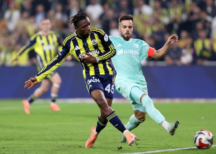 Fenerbahçe, Galatasaray'la puan farkını azaltma şansını kaçırmadı 1 Fenerbahçe, Galatasaray’la puan farkını azaltma şansını kaçırmadı