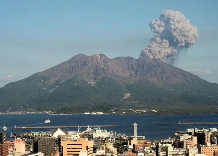 Japonya’da Sakurajima yanardağı patladı: Kül bulutu 4 bin 400 metreye ulaştı 1 Japonya’da Sakurajima yanardağı patladı: Kül bulutu 4 bin 400 metreye ulaştı
