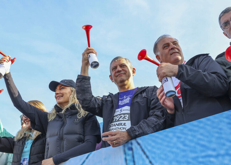 İstanbul Maratonu koşuldu: Özgür Özel başlattı, İmamoğlu'nun mesajı okundu 1 İstanbul Maratonu koşuldu: Özgür Özel başlattı, İmamoğlu’nun mesajı okundu