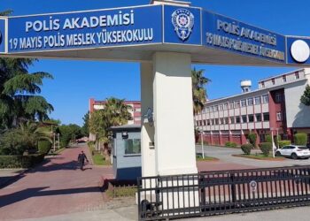 Polis okulunda intihar: 5. kattan atladı