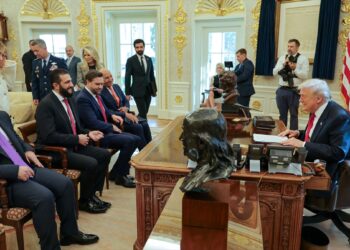 Ahmed El Şara Beyaz Saray’da Trump’la görüştü; ABD, Sezar yaptırımlarını askıya aldı