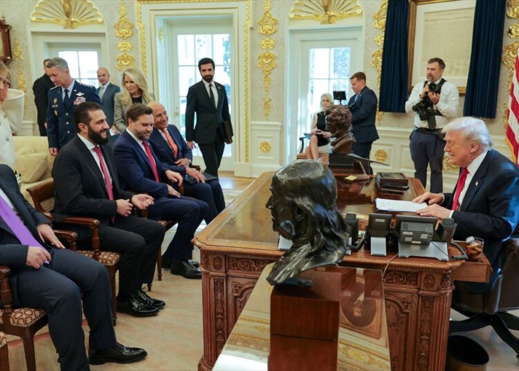 Ahmed El Şara Beyaz Saray'da Trump'la görüştü; ABD, Sezar yaptırımlarını askıya aldı 1 Ahmed El Şara Beyaz Saray’da Trump’la görüştü; ABD, Sezar yaptırımlarını askıya aldı