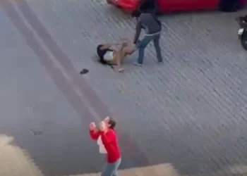 Annesiyle gönül ilişkisi olan kişiyi 22 bıçak darbesiyle öldürdü