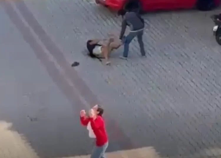 Annesiyle gönül ilişkisi olan kişiyi 22 bıçak darbesiyle öldürdü
