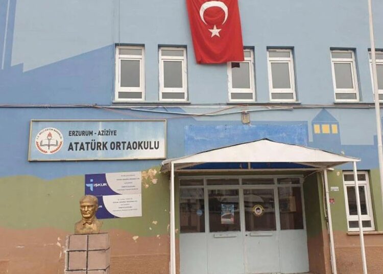 Sülfür gazı tespit edilen okulda eğitim durduruldu 1 Sülfür gazı tespit edilen okulda eğitim durduruldu