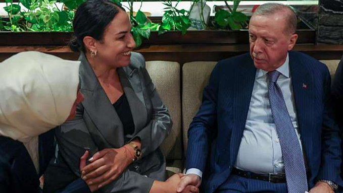Başsavcı, Erdoğan ve bakanla elele: CHP'den "Rejimin fotoğrafı" tepkisi 1 Başsavcı, Erdoğan ve bakanla elele: CHP’den “Rejimin fotoğrafı” tepkisi