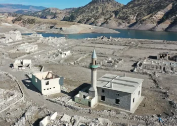 Baraj suları çekildi, Kars’ın tarihi köyü gün yüzüne çıktı