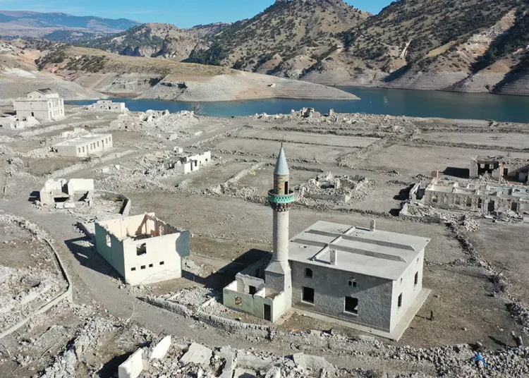 Baraj suları çekildi, Kars’ın tarihi köyü gün yüzüne çıktı