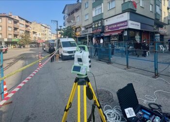 Çöken binanın çevresinde tarama çalışmaları sürüyor 4 Çöken binanın çevresinde tarama çalışmaları sürüyor