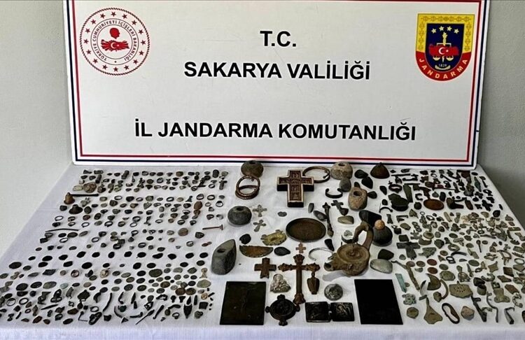 Müze gibi araç: Bizans dönemine ait 589 eser ele geçirildi 1 Müze gibi araç: Bizans dönemine ait 589 eser ele geçirildi