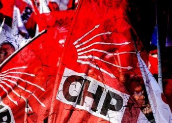 CHP’li 16 eski vekilden Özel’e ‘yolsuzlukların üzerini örtme’ çağrısı