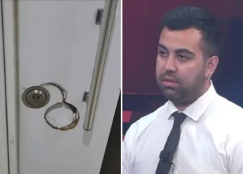 Gazetecinin evini basan polis, koç başıyla kapısını kırdı