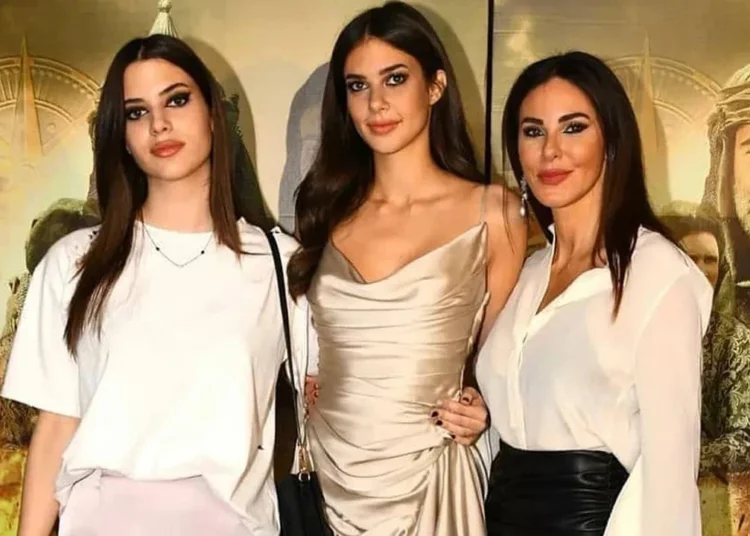 Mercan Bulut yazdı I “Göbeğini kaşıyan adam” ve Defne Samyeli’nin çılgın kızları 1 Mercan Bulut yazdı I “Göbeğini kaşıyan adam” ve Defne Samyeli’nin çılgın kızları