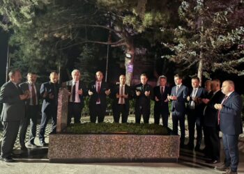 Türkeş’in kızından babasının kabrini ziyaret eden MHP’lilere tepki: “Vicdanınızı mı rahatlatıyorsunuz?”