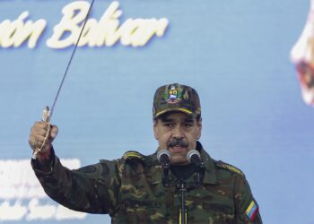 ABD’nin başına ödül koyduğu Maduro kılıçla meydan okudu
