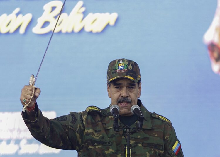 ABD’nin başına ödül koyduğu Maduro kılıçla meydan okudu