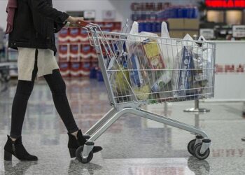 ‘Günahlarını affettirmek için’ marketlerden alışveriş yapanların hesaplarını ödedi