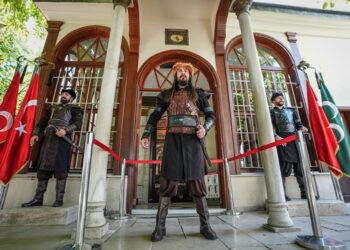 Osman Gazi Türbesi’ndeki saygı nöbeti 5 yıldır sürüyor