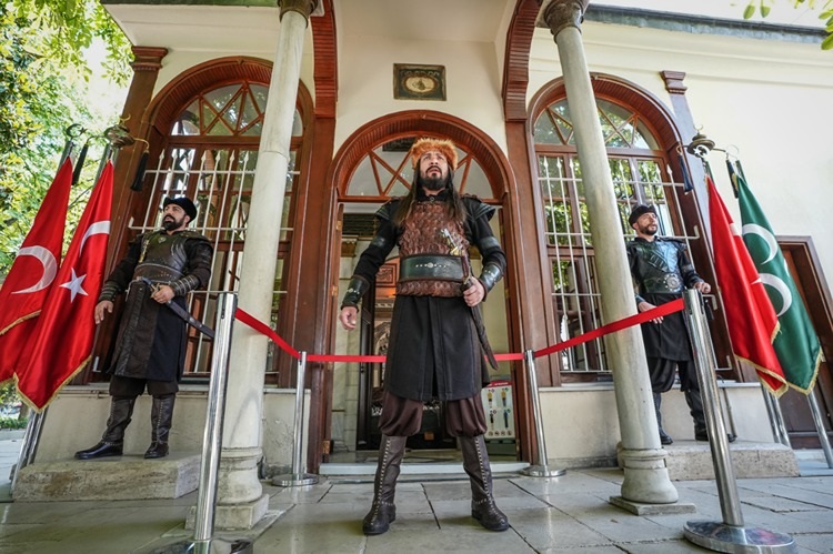 Osman Gazi Türbesi'ndeki saygı nöbeti 5 yıldır sürüyor 1 Osman Gazi Türbesi’ndeki saygı nöbeti 5 yıldır sürüyor