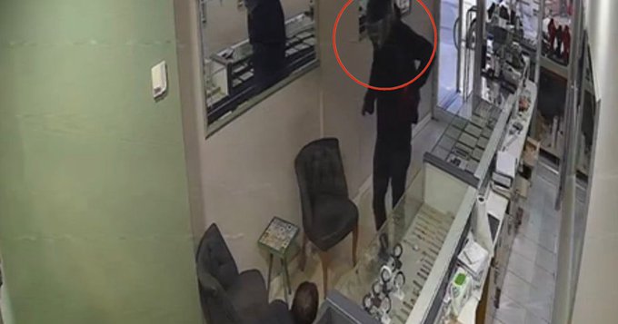 170 bilezikle kayıplara karışmıştı: Hırsız, polis çıktı 1 170 bilezikle kayıplara karışmıştı: Hırsız, polis çıktı