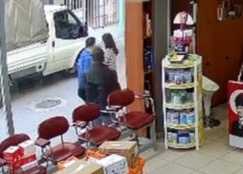 Hava almak için dışarı çıkan eczacının üzerine atladı: Çıplak sandım 10 Hava almak için dışarı çıkan eczacının üzerine atladı: Çıplak sandım