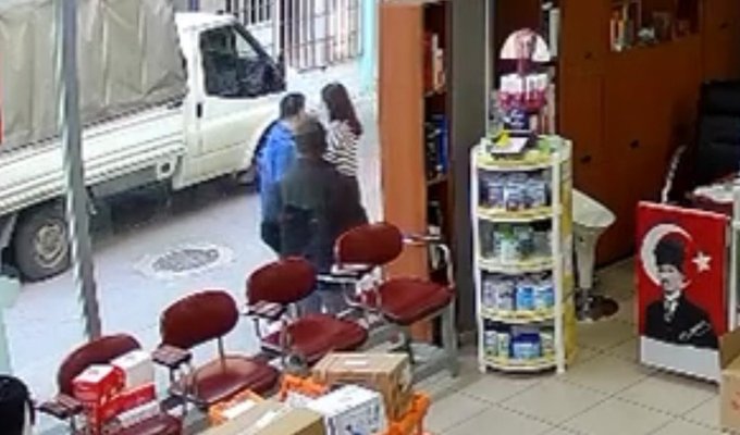 Hava almak için dışarı çıkan eczacının üzerine atladı: Çıplak sandım 1 Hava almak için dışarı çıkan eczacının üzerine atladı: Çıplak sandım