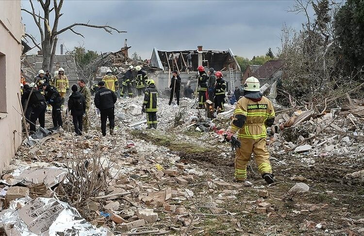 Rusya'dan Kiev’e İHA ve füze saldırısı: 2 kişi hayatını kaybetti 1 Rusya, Ukrayna’nın gönderdiği 82 İHA’nın etkisiz hale getirildiğini duyurdu