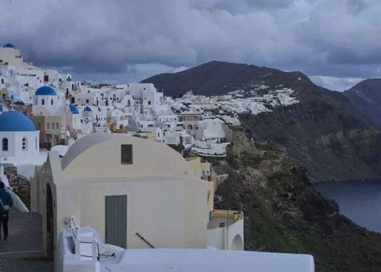 Santorini’deki 25 bin depremi magma tetiklemiş