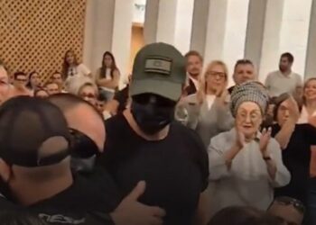Dünyanın utandığı görüntüler: Tecavüzcü İsrail askerleri mahkemede ayakta alkışlandı